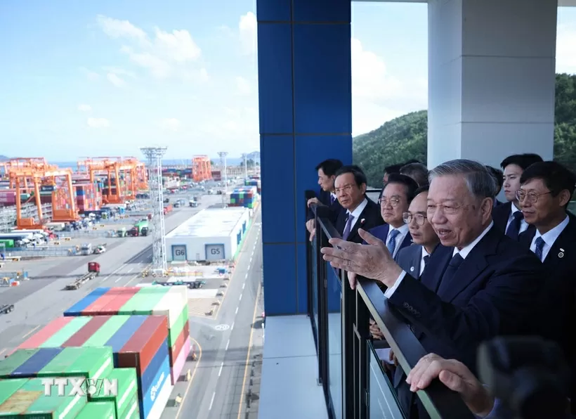 Tổng Bí thư Tô Lâm thăm cảng tự động hóa DGT, thành phố Busan, Hàn Quốc. (Ảnh: Thống Nhất/TTXVN)