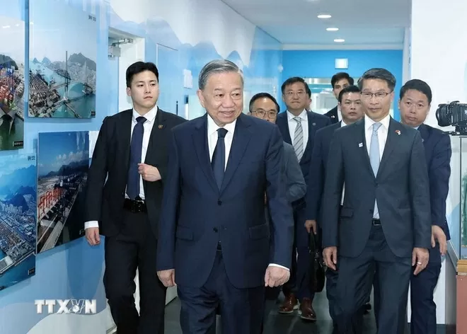 Tổng Bí thư Tô Lâm tới thăm cảng tự động hóa DGT, thành phố Busan, Hàn Quốc. (Ảnh: Thống Nhất/TTXVN)