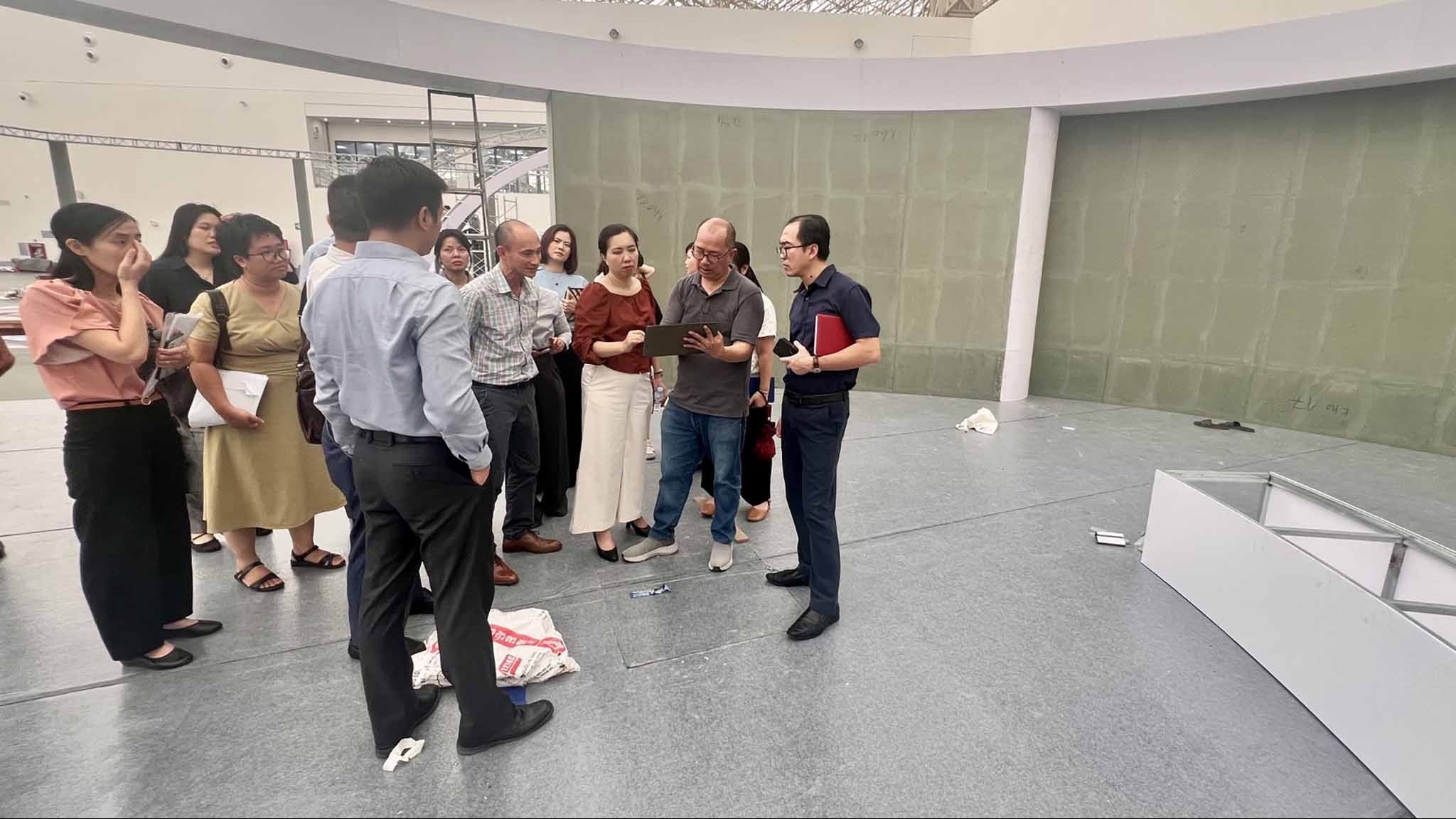 Thứ trưởng Lê Thị Thu Hằng kiểm tra công tác chuẩn bị không gian trưng bày của ngành Ngoại giao tại Triển lãm thành tựu đất nước