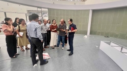 Thứ trưởng Lê Thị Thu Hằng kiểm tra công tác chuẩn bị không gian trưng bày của ngành Ngoại giao tại Triển lãm thành tựu đất nước