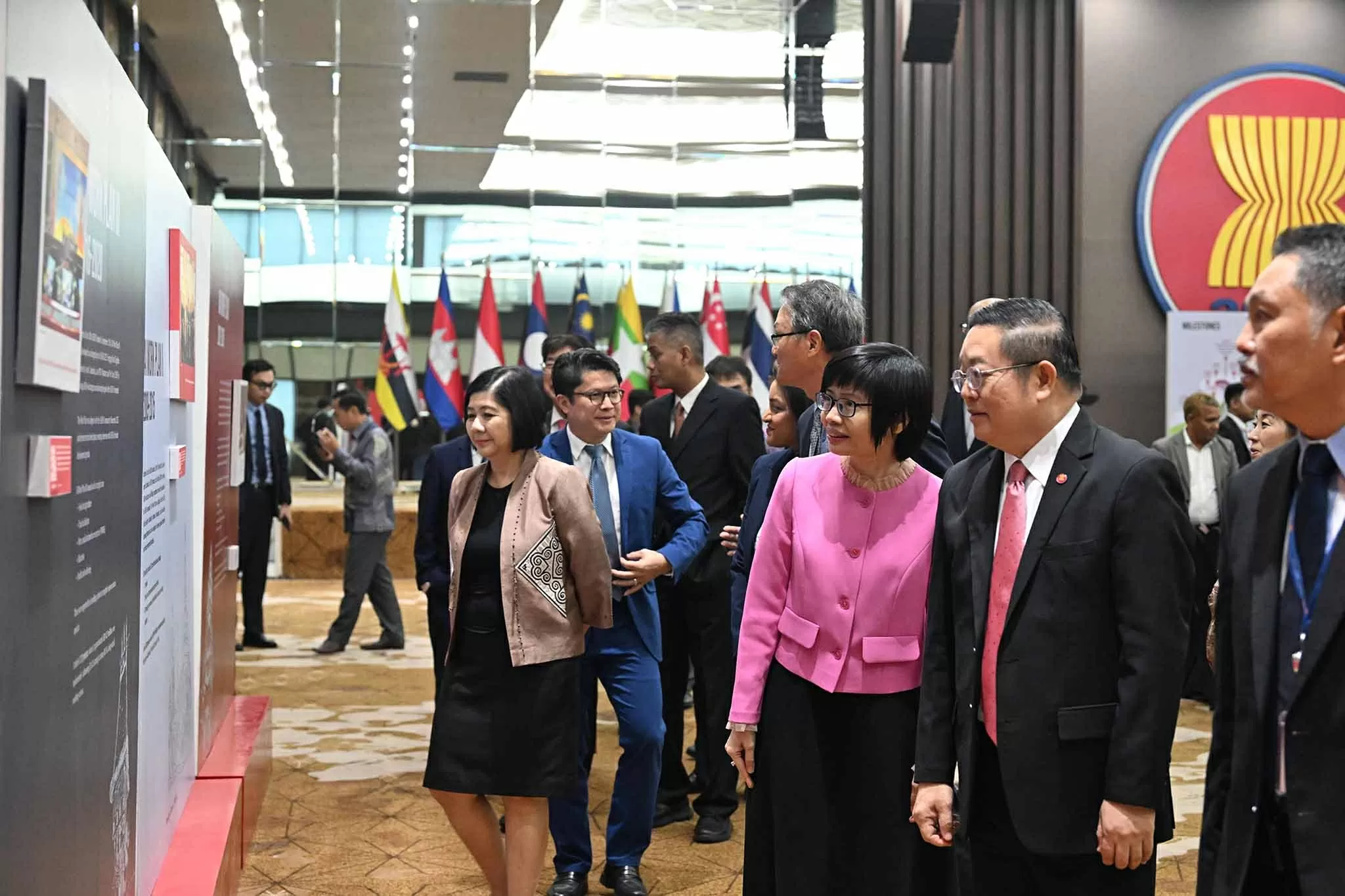 Tọa đàm và triển lãm kỷ niệm 25 năm Sáng kiến hội nhập ASEAN Tọa đàm và triển lãm kỷ niệm 25 năm Sáng kiến hội nhập ASEAN