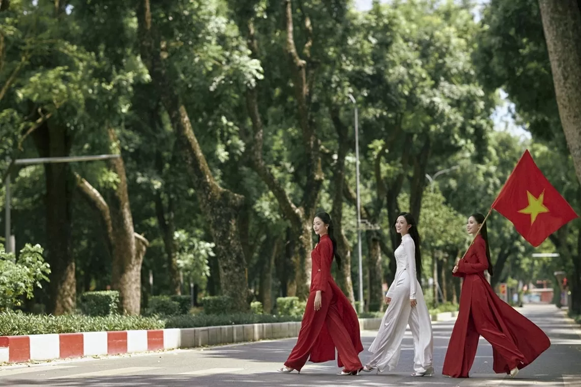 Top 3 Hoa hậu Việt Nam 2024 tham gia dự án áo dài, thể hiện tình cảm quân dân bền chặt