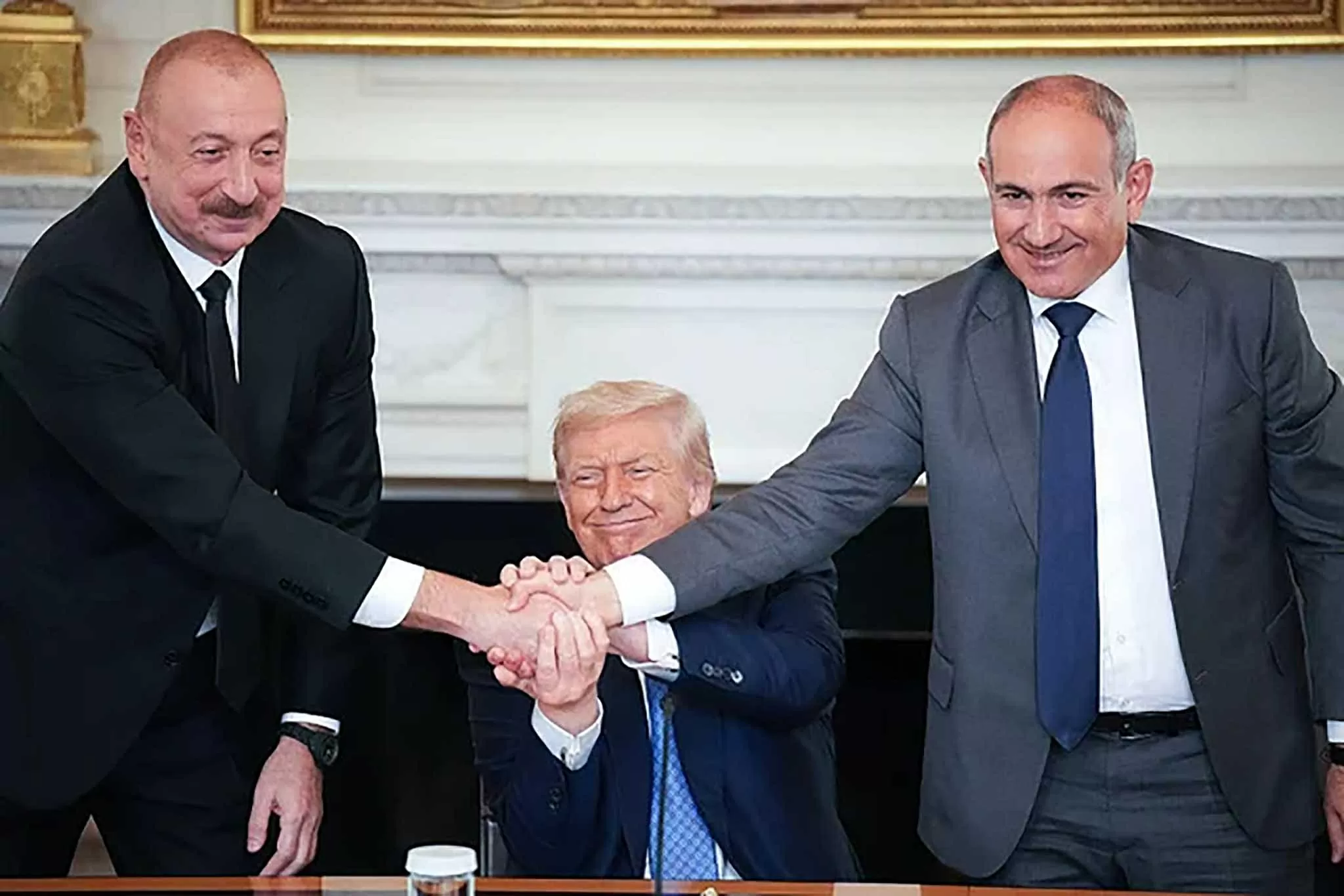 Cuộc họp giữa Thủ tướng Armenia Nikol Pashinyan và Tổng thống Azerbaijan Ilham Aliyev, với vai trò trung gian của Tổng thống Donald Trump tại Washington D.C, ngày 8/8. (Nguồn: Getty Images)