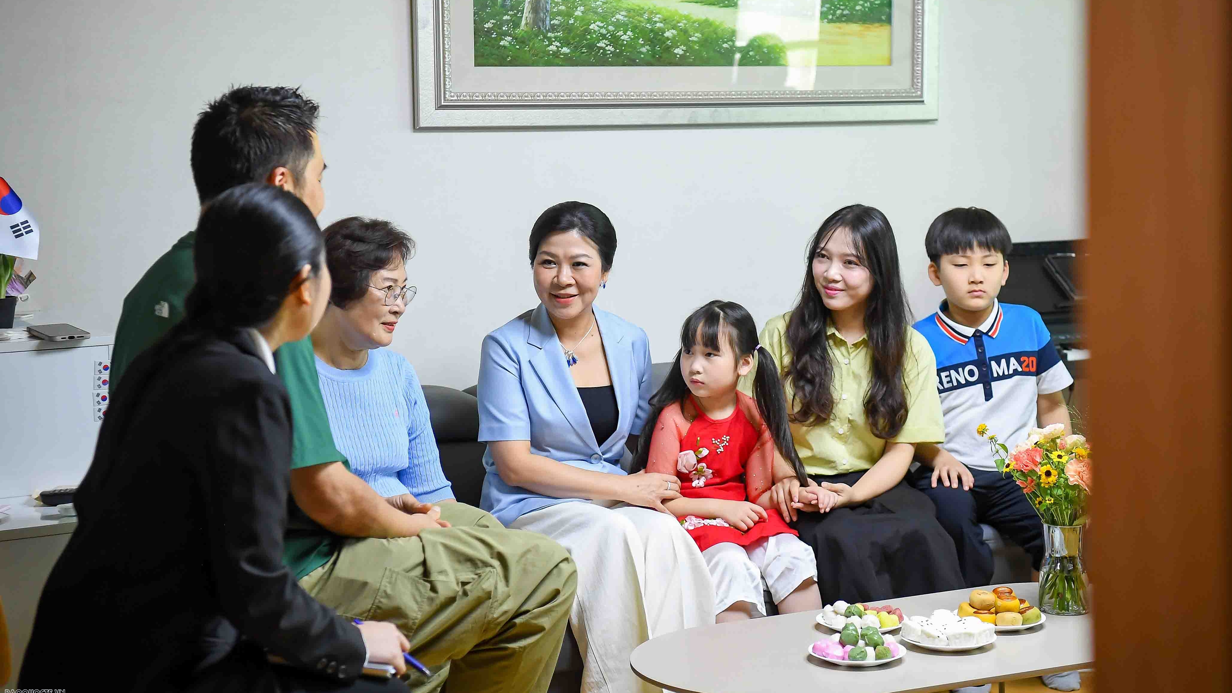 Phu nhân Tổng Bí thư thăm trung tâm dưỡng lão Dongbu Seoul, gia đình đa văn hoá Việt-Hàn