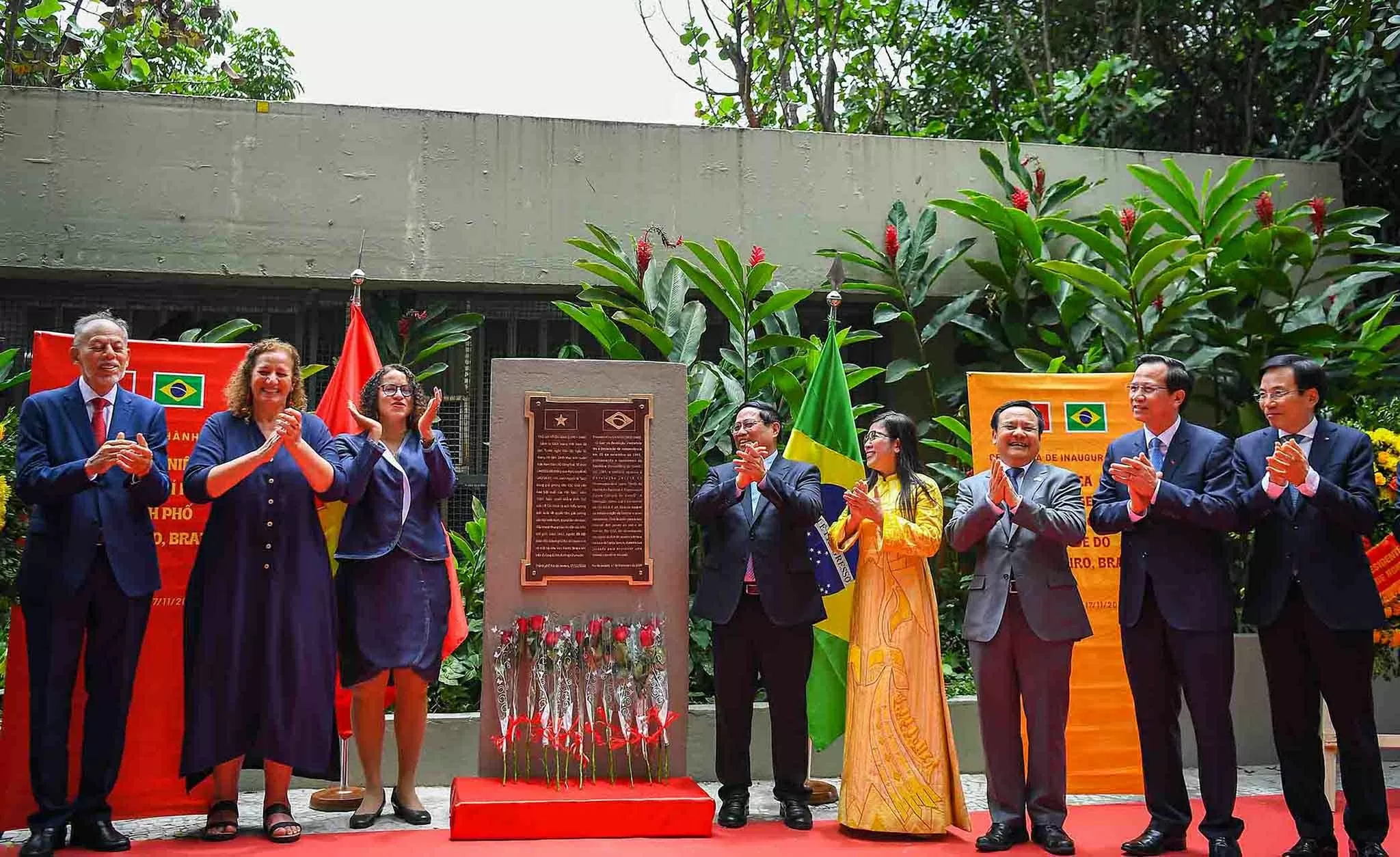 Thủ tướng Chính phủ Phạm Minh Chính và Phu nhân dự lễ khánh thành biển kỷ niệm hành trình của Chủ tịch Hồ Chí Minh tại Rio de Janeiro,  nhân dịp tới Brazil dự Hội nghị thượng đỉnh G20, tháng 11/2024. (Ảnh: Nguyễn Hồng)