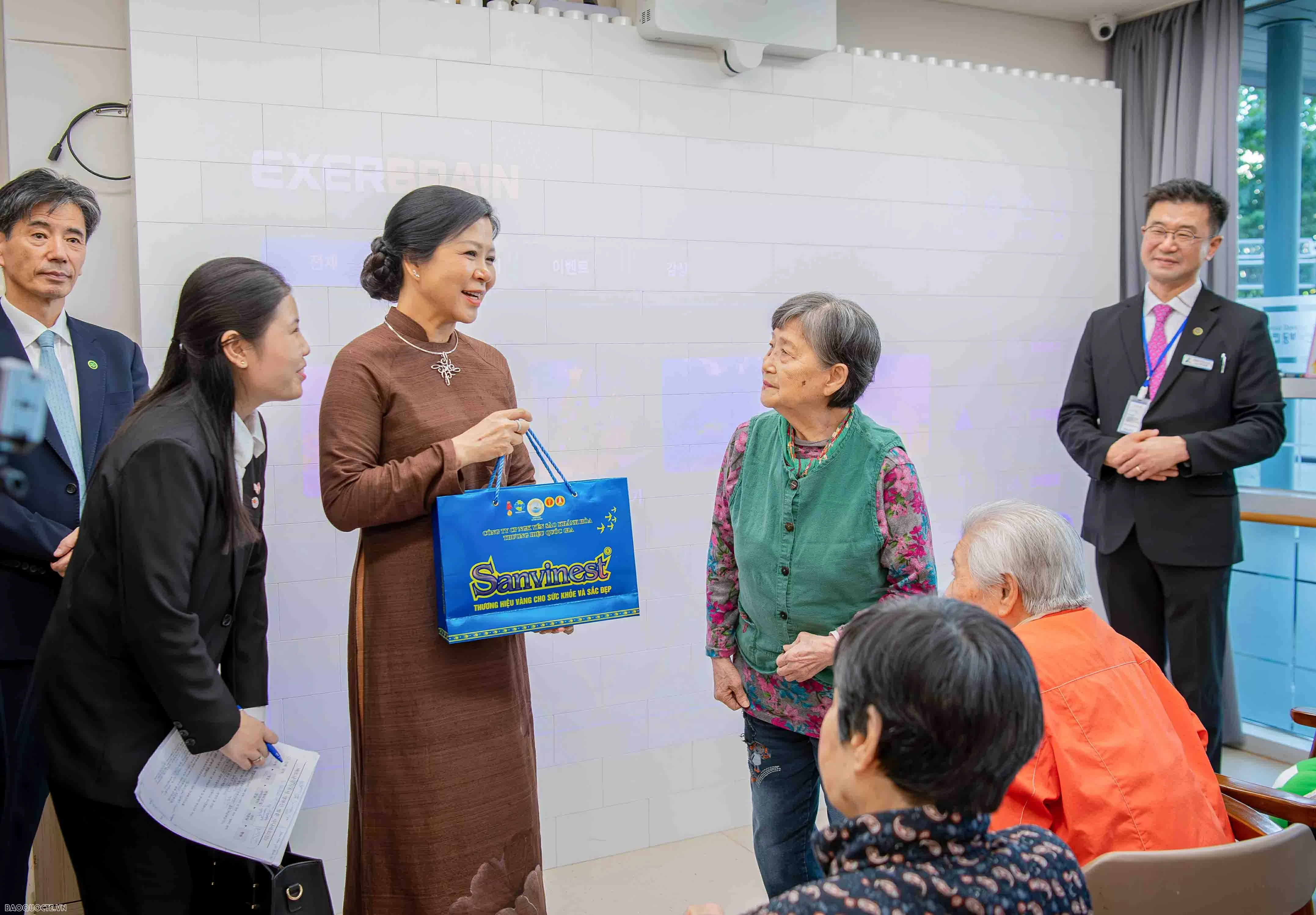 Phu nhân Tổng Bí thư thăm trung tâm dưỡng lão Dongbu Seoul, gia đình đa văn hoá Việt-Hàn