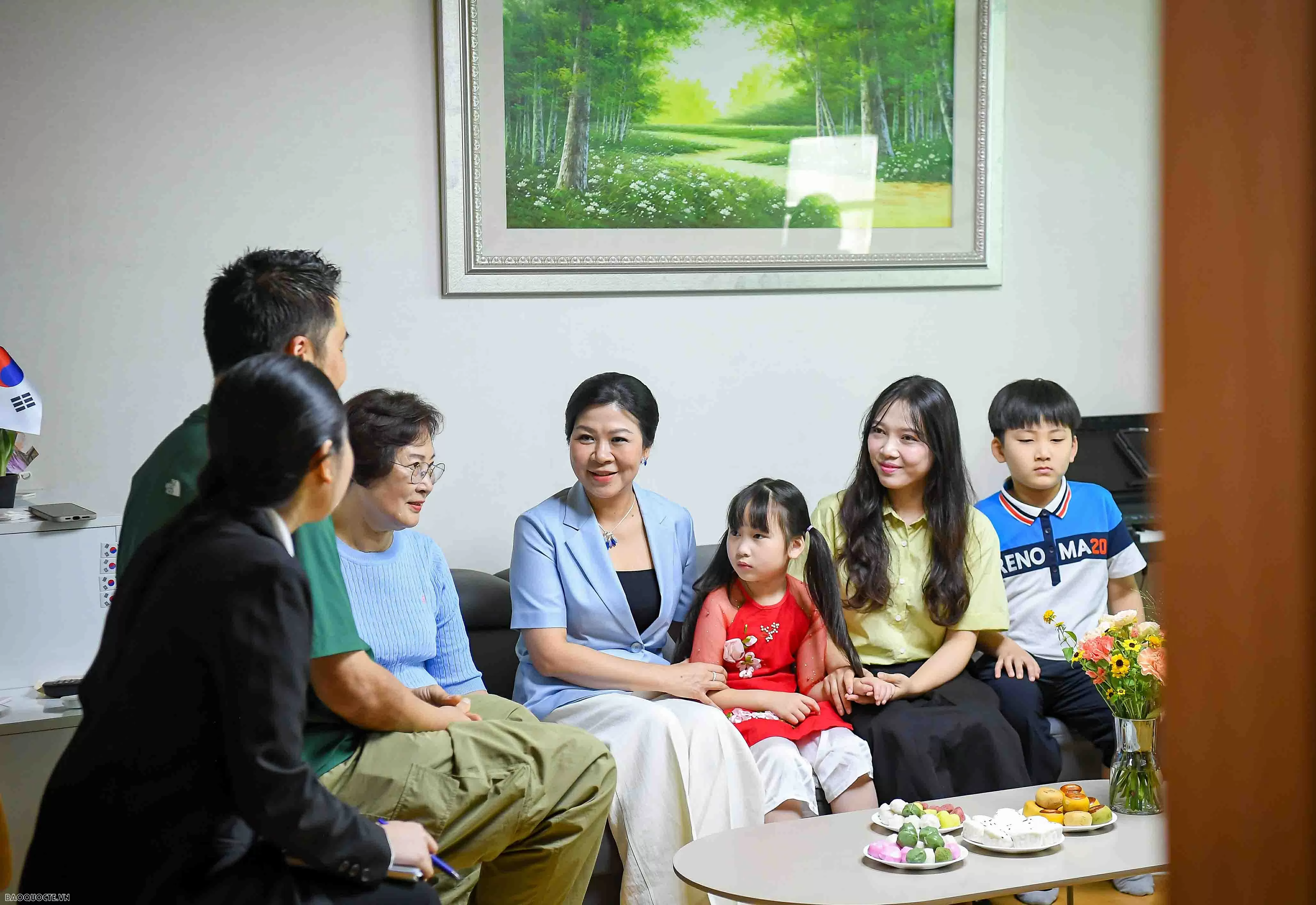 Phu nhân Tổng Bí thư thăm trung tâm dưỡng lão Dongbu Seoul, gia đình đa văn hoá Việt-Hàn