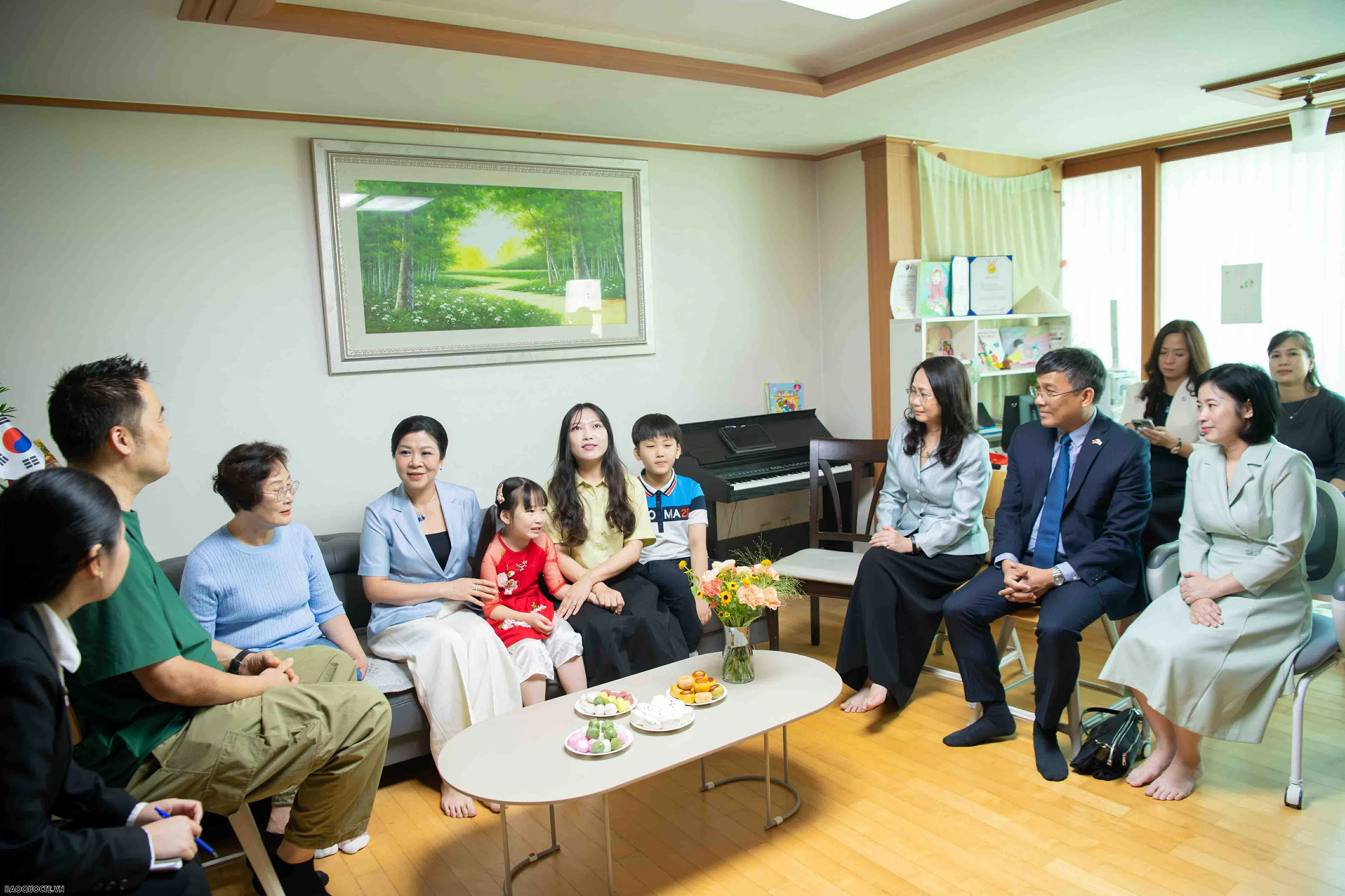 Phu nhân Tổng Bí thư thăm trung tâm dưỡng lão Dongbu Seoul, gia đình đa văn hoá Việt-Hàn