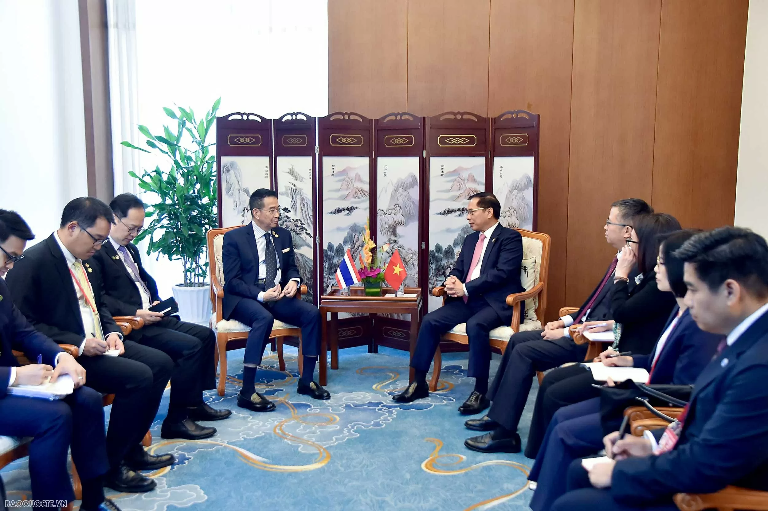 Phó Thủ tướng, Bộ trưởng Ngoại giao Bùi Thanh Sơn gặp Bộ trưởng Ngoại giao Thái Lan.