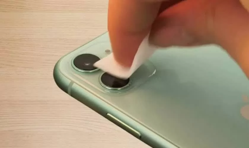 Lau sạch ống kính camera bằng khăn mềm Lau sạch ống kính camera bằng khăn mềm