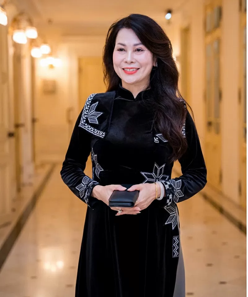 NTK Hàn Phượng và BST 'Sắc Núi': Bản hoà ca giữa tà áo dài Việt và sắc màu núi rừng Tây Bắc NTK Hàn Phượng và BST 'Sắc Núi': Bản hoà ca giữa tà áo dài Việt và sắc màu núi rừng Tây Bắc
