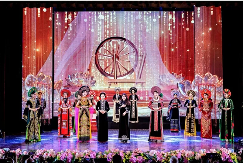 NTK Hàn Phượng và BST 'Sắc Núi': Bản hoà ca giữa tà áo dài Việt và sắc màu núi rừng Tây Bắc NTK Hàn Phượng và BST 'Sắc Núi': Bản hoà ca giữa tà áo dài Việt và sắc màu núi rừng Tây Bắc