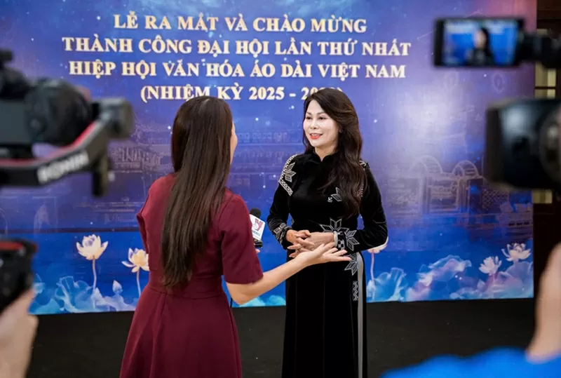 NTK Hàn Phượng và BST 'Sắc Núi': Bản hoà ca giữa tà áo dài Việt và sắc màu núi rừng Tây Bắc NTK Hàn Phượng và BST 'Sắc Núi': Bản hoà ca giữa tà áo dài Việt và sắc màu núi rừng Tây Bắc