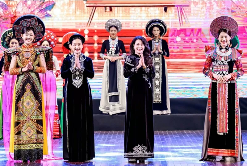 NTK Hàn Phượng và BST 'Sắc Núi': Bản hoà ca giữa tà áo dài Việt và sắc màu núi rừng Tây Bắc