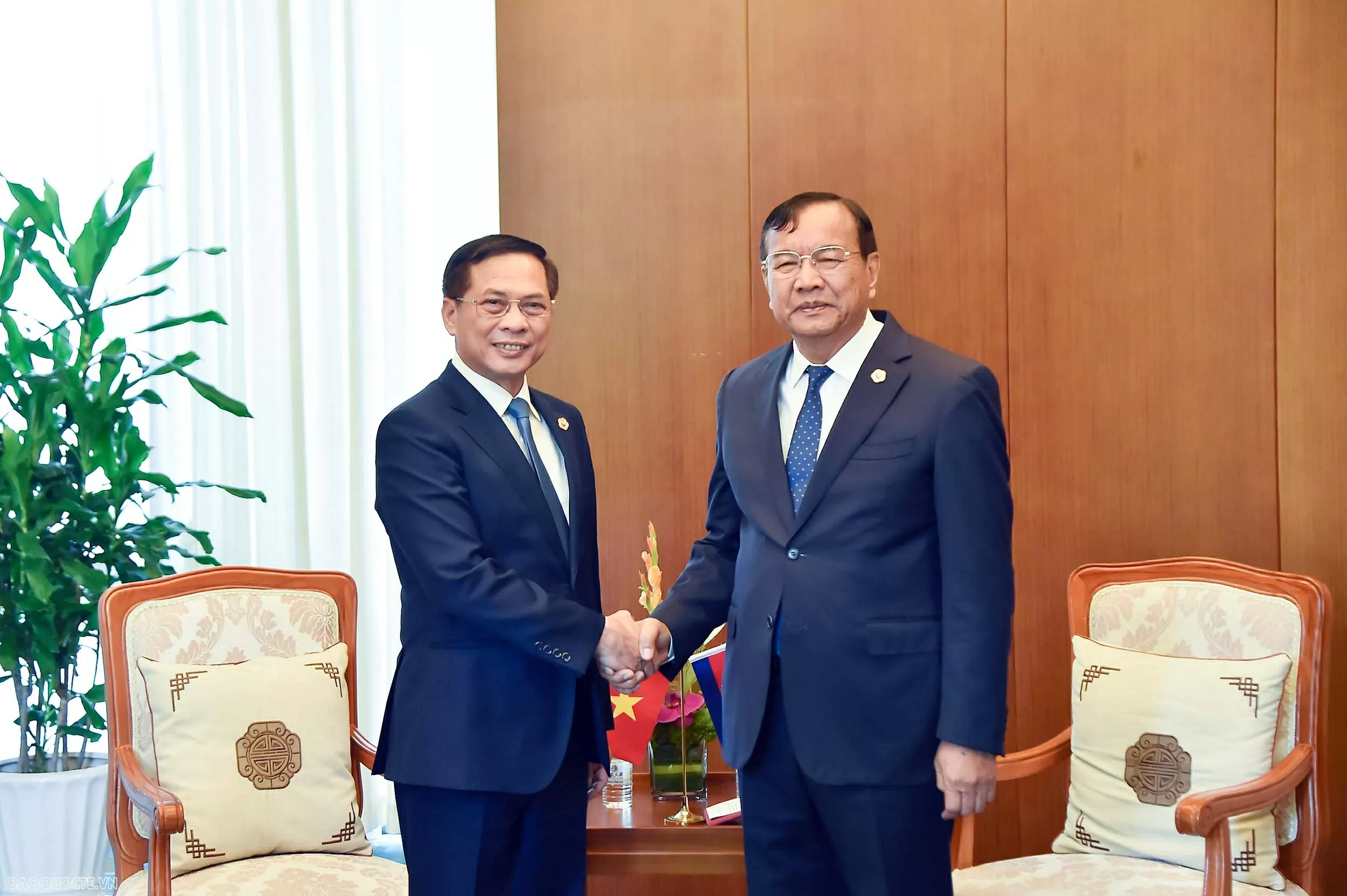 Phó Thủ tướng, Bộ trưởng Ngoại giao Bùi Thanh Sơn gặp Phó Thủ tướng, Bộ trưởng Ngoại giao và Hợp tác quốc tế Campuchia Đẩy mạnh kết nối kinh tế, hạ tầng giao thông và hệ thống cửa khẩu biên giới Việt Nam-Campuchia