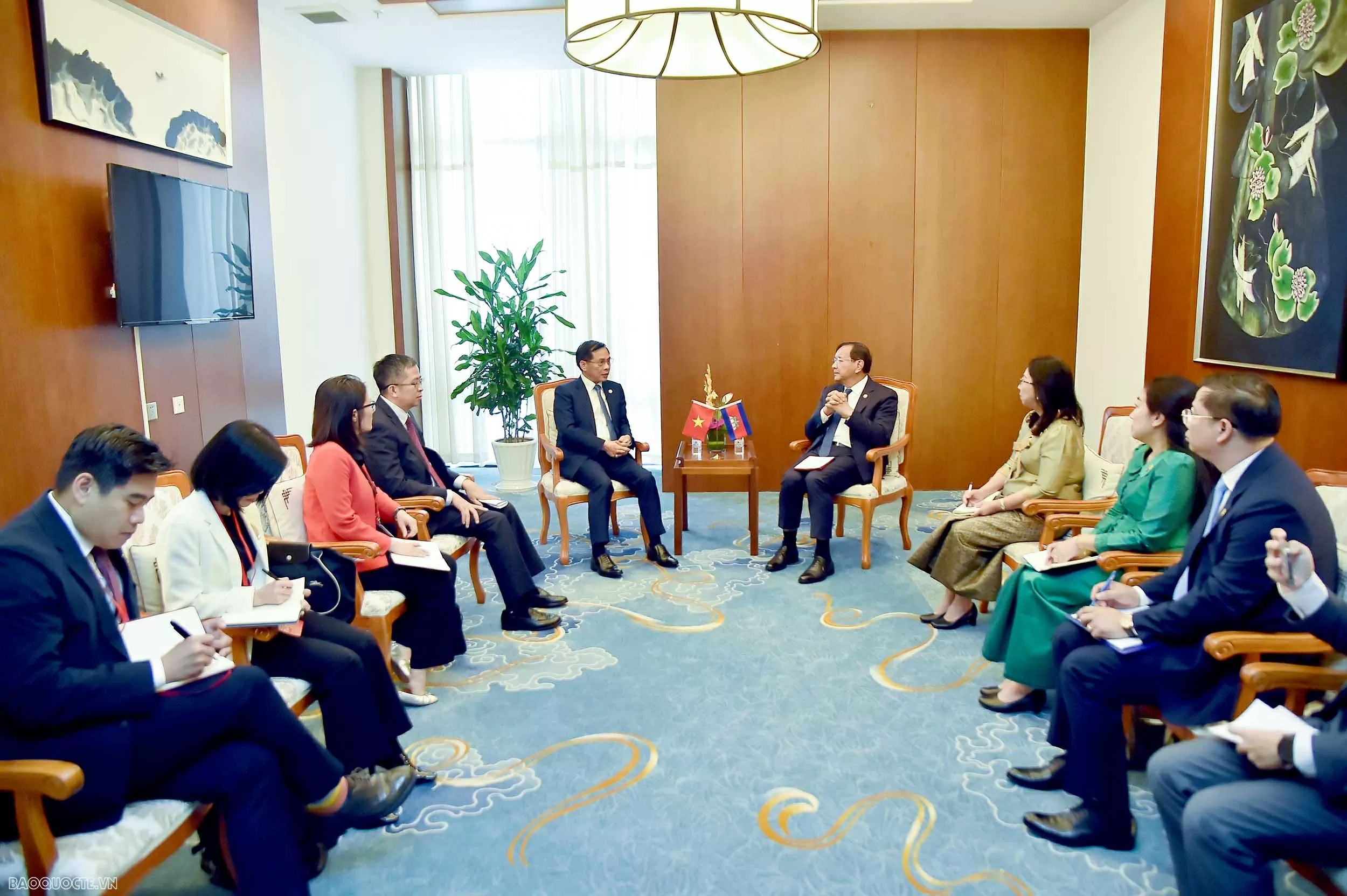 Phó Thủ tướng, Bộ trưởng Ngoại giao Bùi Thanh Sơn gặp Phó Thủ tướng, Bộ trưởng Ngoại giao và Hợp tác quốc tế Campuchia Đẩy mạnh kết nối kinh tế, hạ tầng giao thông và hệ thống cửa khẩu biên giới Việt Nam-Campuchia