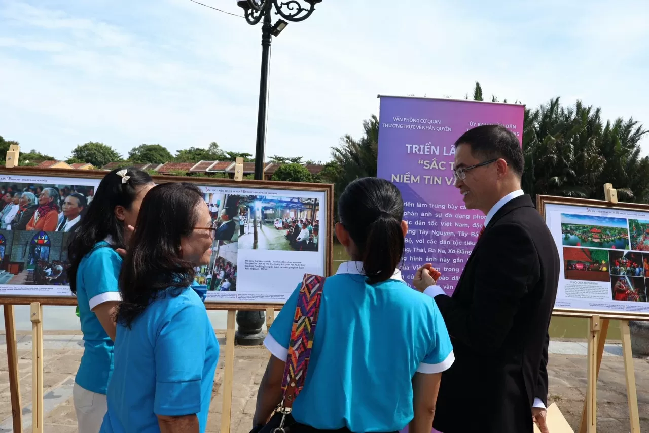 Thông điệp về tinh thần nhân văn, đoàn kết và hội nhập qua triển lãm ảnh Sắc tộc - Niềm tin và Di sản Thông điệp về tinh thần nhân văn, đoàn kết và hội nhập qua triển lãm ảnh Sắc tộc - Niềm tin và Di sản