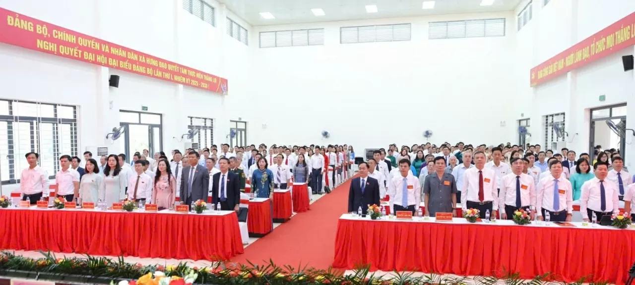 Các đại biểu dự Đại hội thực hiện nghi thức chào cờ.