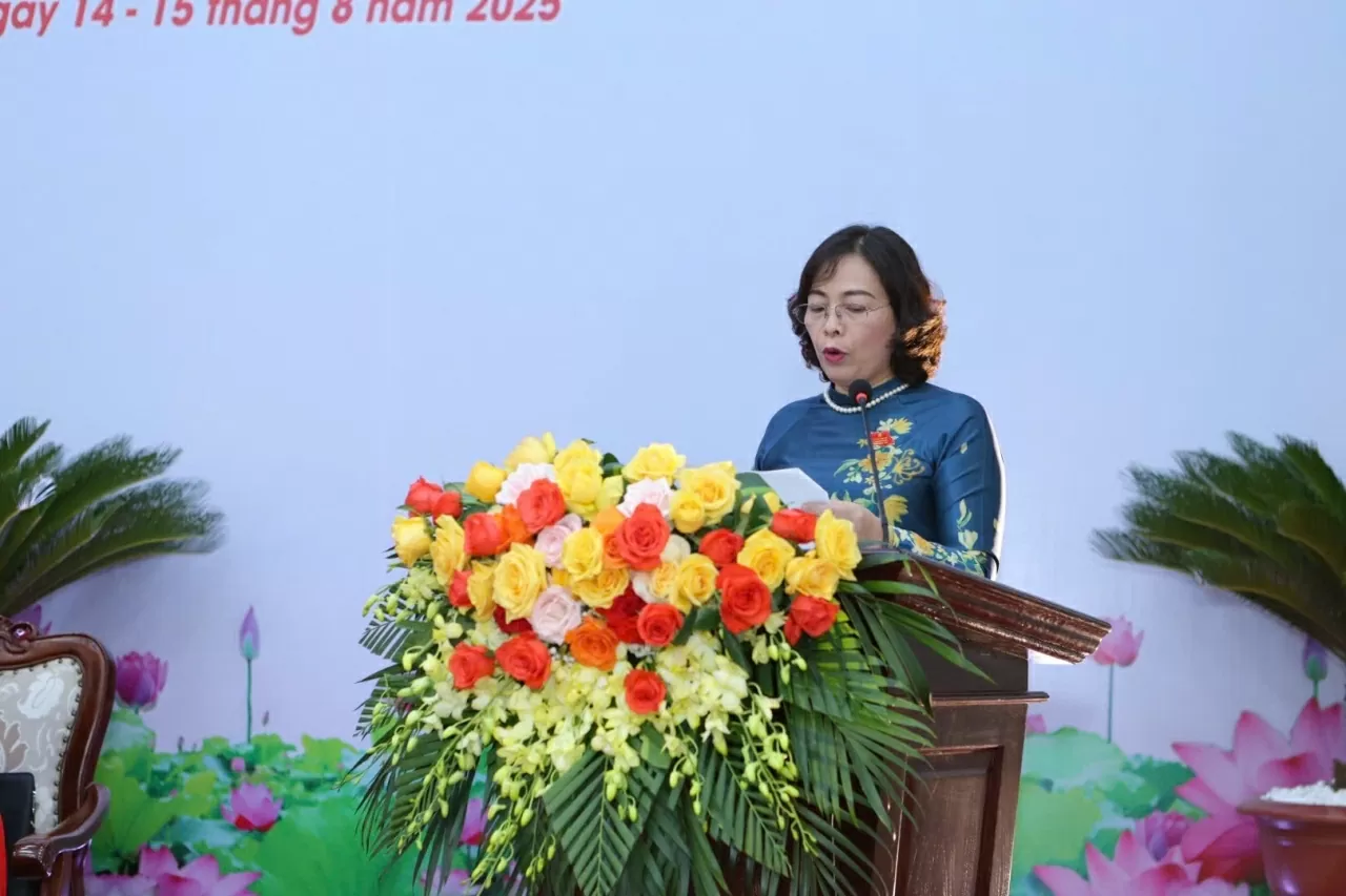 Đồng chí Phạm Thị Thanh Huyền, Phó Bí thư thường trực xã Hưng Đạo trình bày báo cáo tổng hợp ý kiến góp ý vào dự thảo các văn kiện trình Đại hội thứ XIV của Đảng và dự thảo văn kiện trình Đại hội thứ XVIII của Đảng bộ TP. Hà Nội.