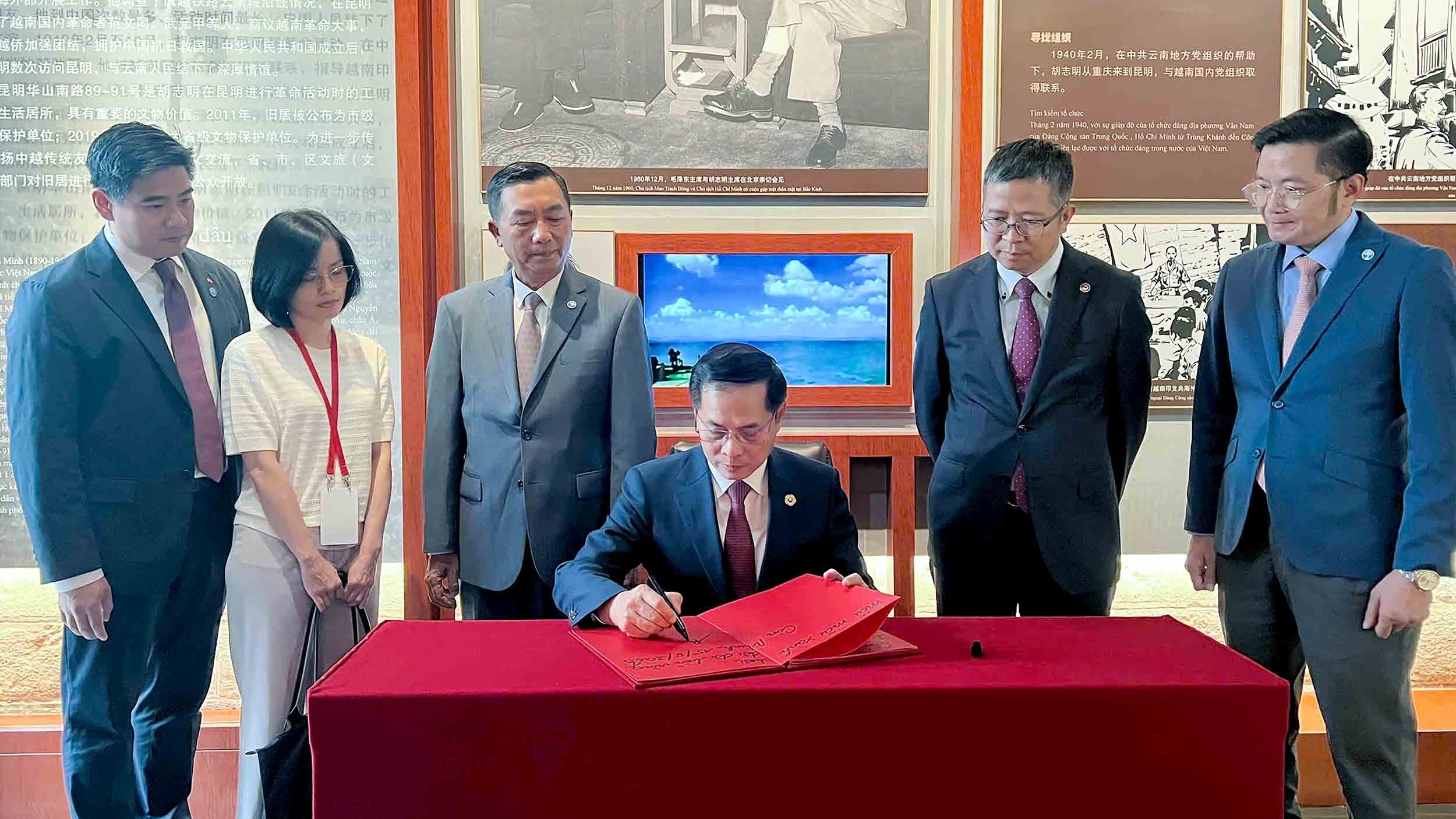 Phó Thủ tướng Bùi Thanh Sơn thăm Khu di tích Chủ tịch Hồ Chí Minh tại Côn Minh, Trung Quốc