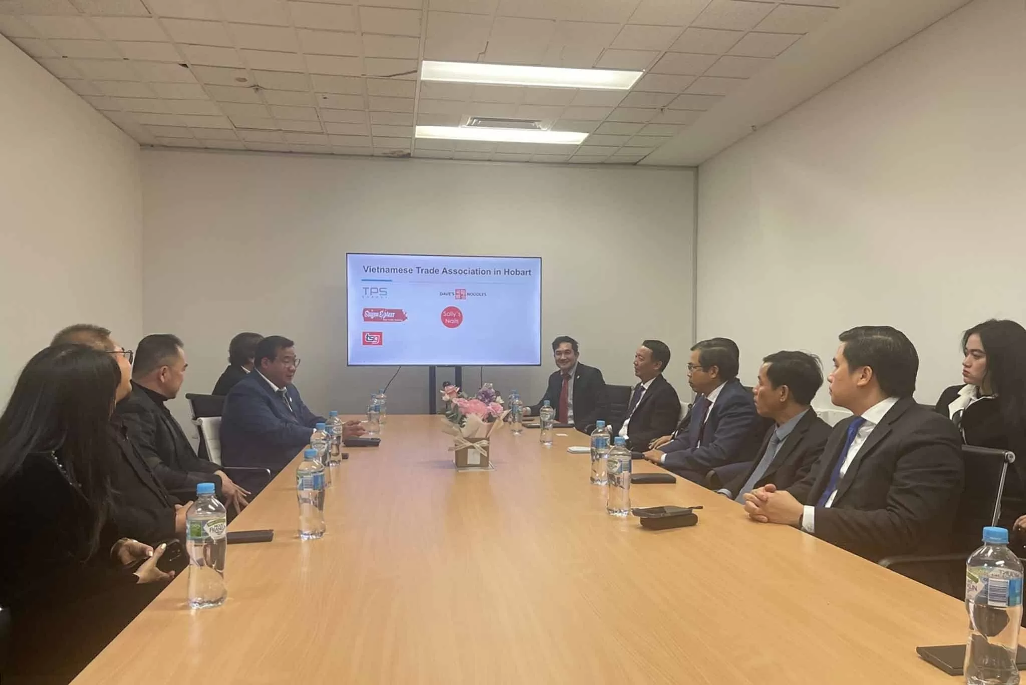 Đẩy mạnh giao lưu văn hoá, du lịch, thương mại giữa bang Tasmania, Australia với Thành phố Huế Đẩy mạnh giao lưu văn hoá, du lịch, thương mại giữa bang Tasmania, Australia với Thành phố Huế