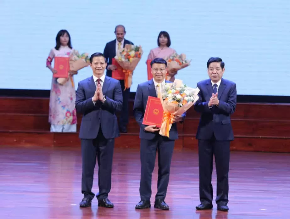 Lãnh đạo tỉnh Bắc Ninh trao giấy chứng nhận đầu tư cho các nhà đầu tư. (Ảnh: Thương Nguyễn)