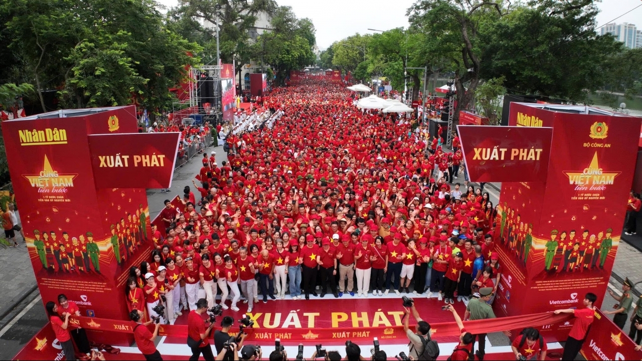 Hơn 1 triệu người tham gia chương trình 'Cùng Việt Nam tiến bước', rực rỡ màu đỏ sao vàng