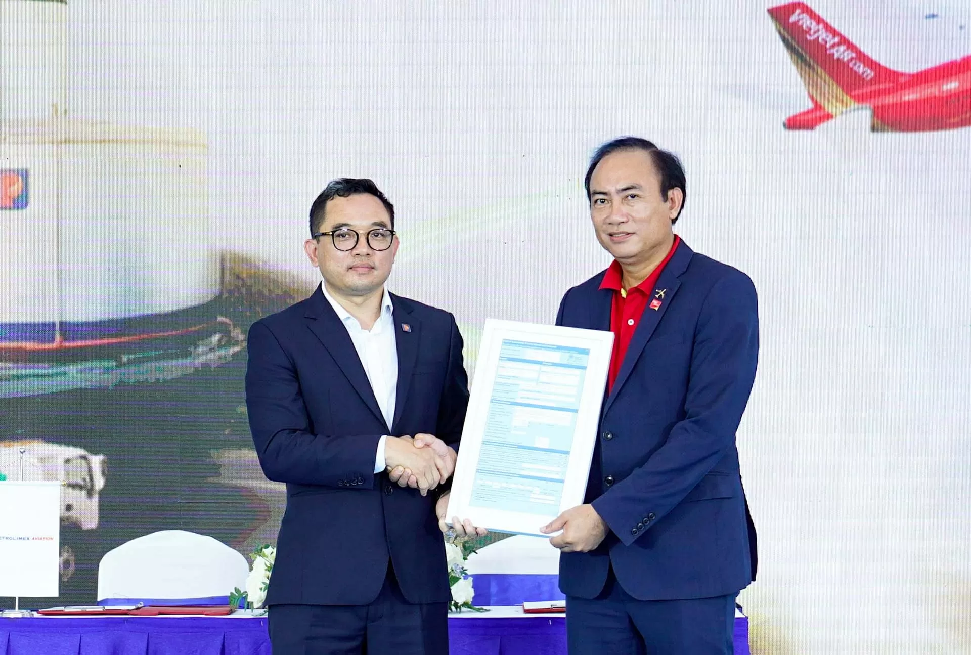 Vietjet hợp tác cùng Petrolimex sử dụng nhiên liệu SAF Vietjet hợp tác cùng Petrolimex sử dụng nhiên liệu SAF