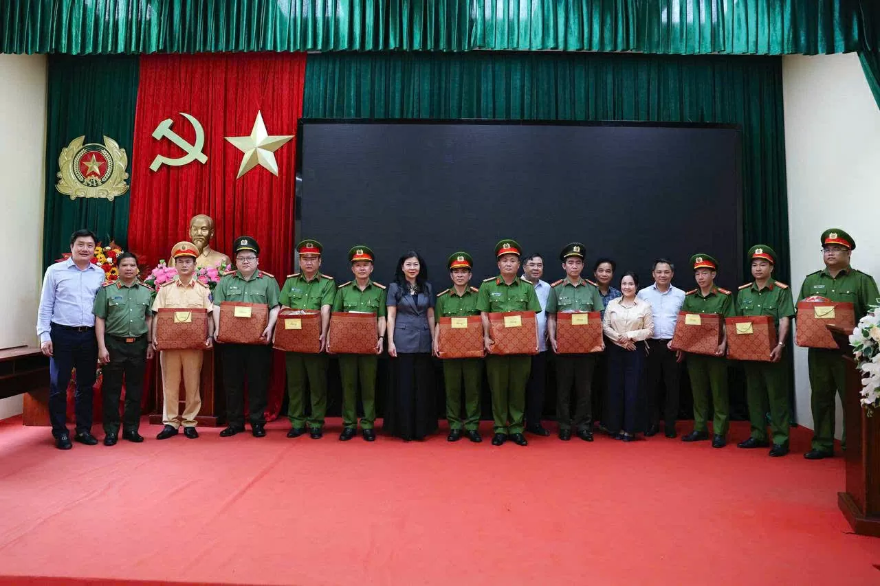 Phu nhân Ngô Phương Ly thăm hỏi, tri ân các gia đình liệt sĩ, thương binh: Những khoảnh khắc thấm đẫm nghĩa tình và lòng biết ơn