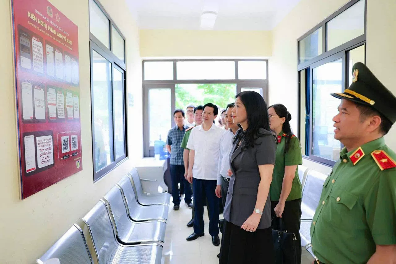 Phu nhân Ngô Phương Ly thăm hỏi, tri ân các gia đình liệt sĩ, thương binh: Những khoảnh khắc thấm đẫm nghĩa tình và lòng biết ơn Phu nhân Ngô Phương Ly thăm hỏi, tri ân các gia đình liệt sĩ, thương binh: Những khoảnh khắc thấm đẫm nghĩa tình và lòng biết ơn