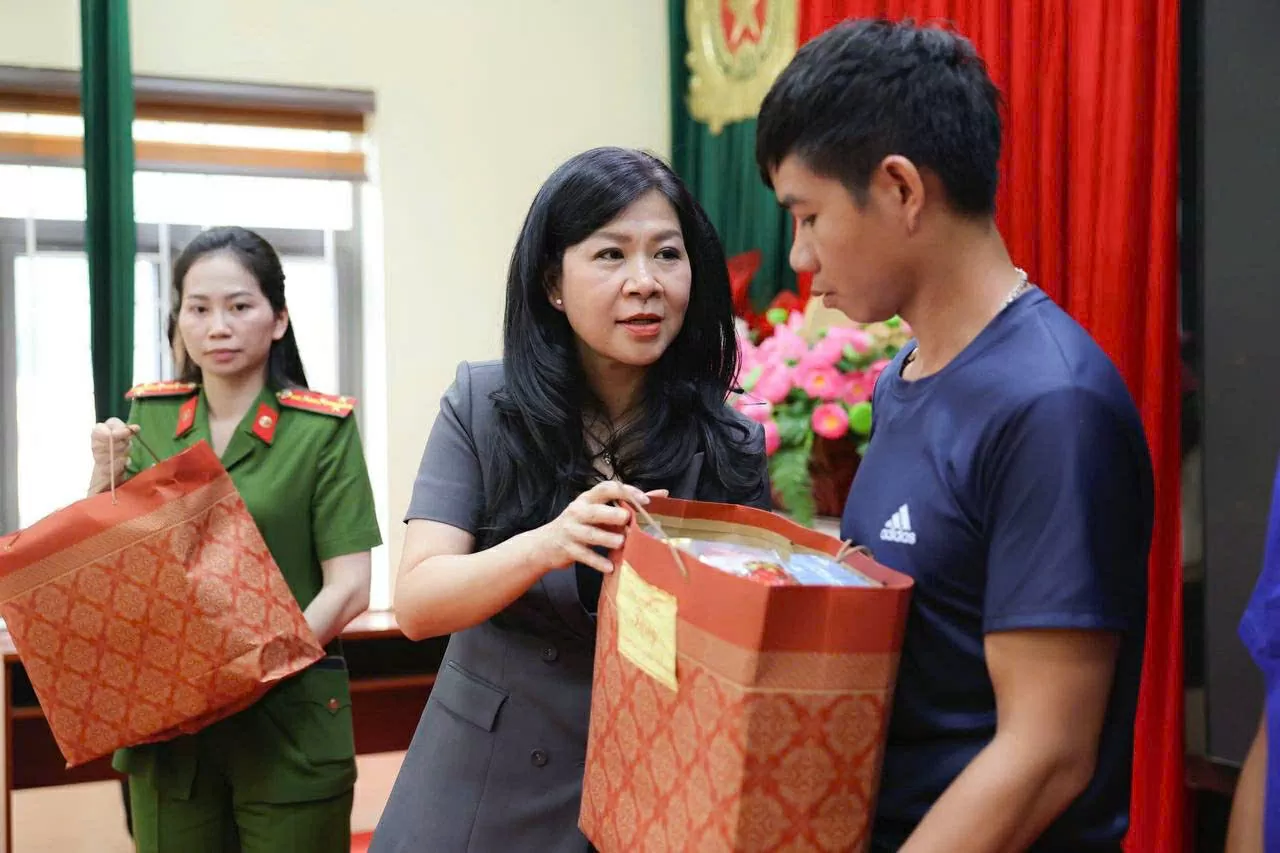 Phu nhân Ngô Phương Ly thăm hỏi, tri ân các gia đình liệt sĩ, thương binh: Những khoảnh khắc thấm đẫm nghĩa tình và lòng biết ơn Phu nhân Ngô Phương Ly thăm hỏi, tri ân các gia đình liệt sĩ, thương binh: Những khoảnh khắc thấm đẫm nghĩa tình và lòng biết ơn