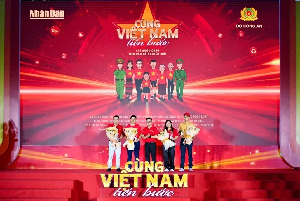 Hơn 1 triệu người tham gia chương trình Cùng Việt Nam tiến bước, rực rỡ màu đỏ sao vàng
