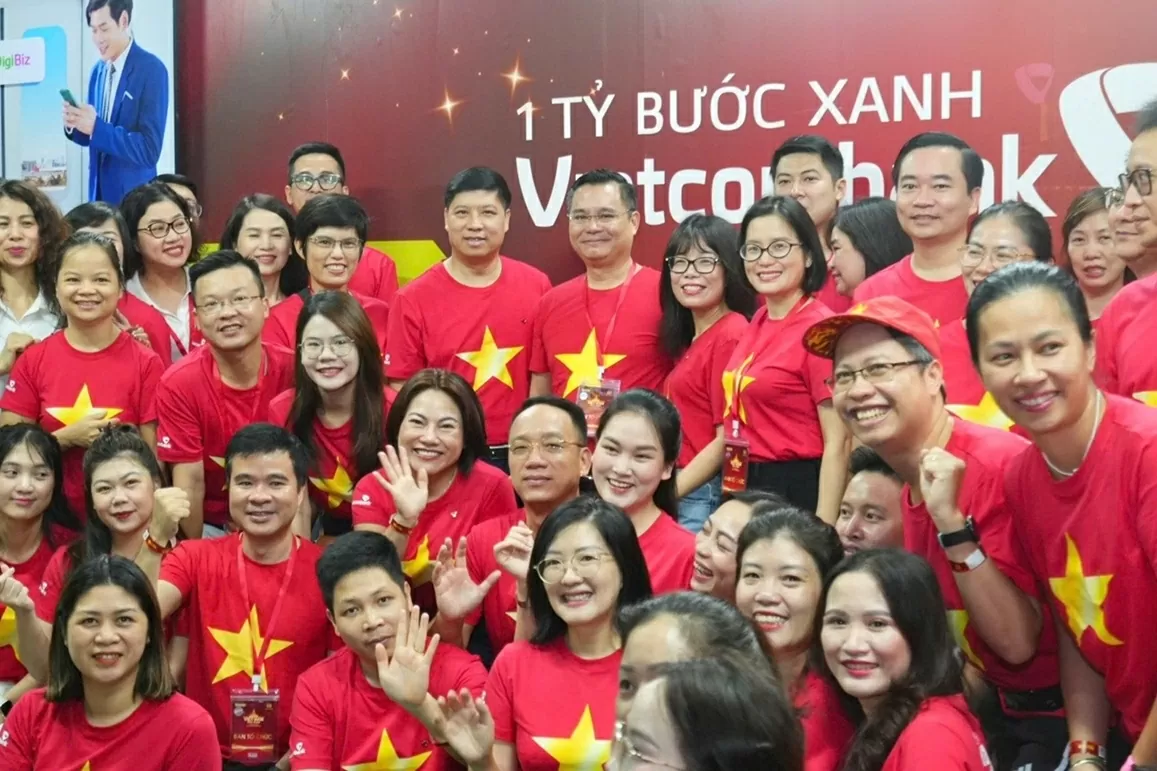Hơn 1 triệu người tham gia chương trình Cùng Việt Nam tiến bước, rực rỡ màu đỏ sao vàng