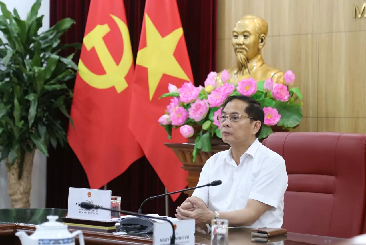 Phó Thủ tướng, Bộ trưởng Ngoại giao Bùi Thanh Sơn trực tiếp chỉ đạo gấp rút hoàn thiện hoàn thiện nội dung và hình thức trưng bày đúng tiến độ, bảo đảm cho buổi sơ duyệt ngày 20/8 và khai mạc triển lãm vào 28/8 tới. (Ảnh: Thành Long)