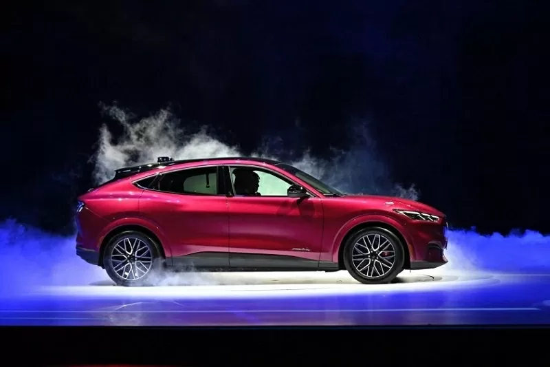 Ford Mustang Mach-E được thiết kế theo phong cách crossover lai coupe.