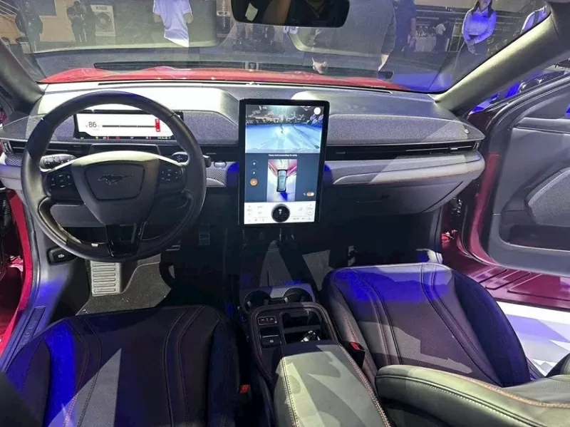 Khoang nội thất của Ford Mustang Mach-E được thiết kế theo phong cách tối giản hiện đại. Khoang nội thất của Ford Mustang Mach-E được thiết kế theo phong cách tối giản hiện đại.