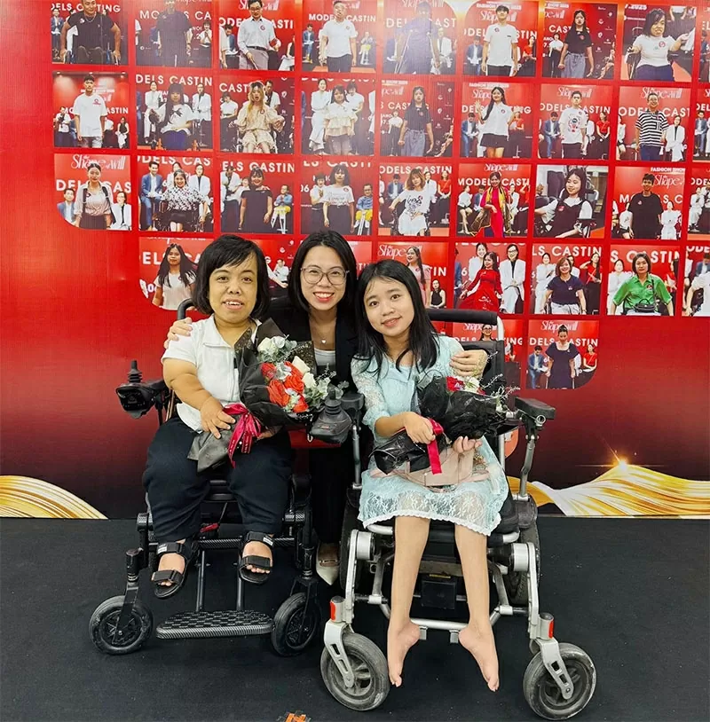 Bà Đỗ Thị Ngân – CEO Aviwin cùng các người mẫu đặc biệt tại VDFS. Bà Đỗ Thị Ngân – CEO Aviwin cùng các người mẫu đặc biệt tại VDFS.