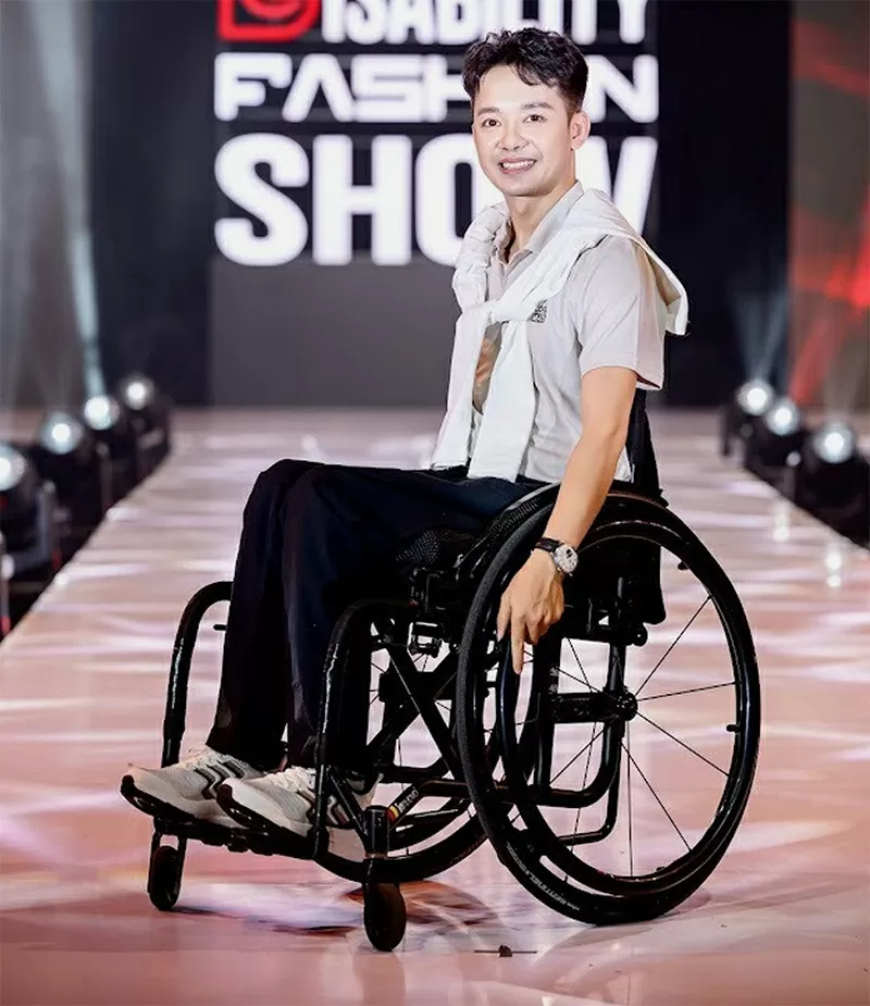 Người mẫu trình diễn thương hiệu giày Aviwin tại sàn diễn Vietnam Disability Fashion Show 2025.