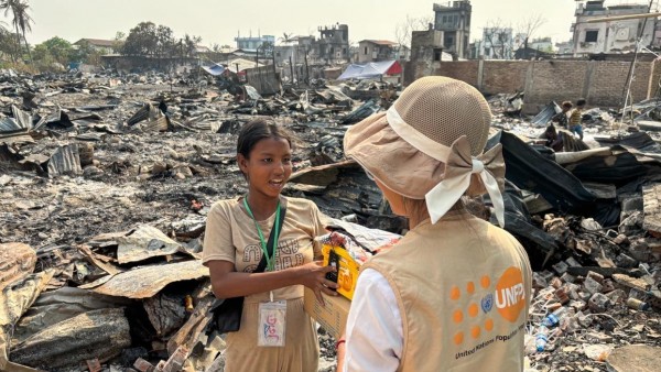 Ngày Nhân đạo thế giới 2025: Vì sao nhân viên y tế cần được bảo vệ và hỗ trợ tài chính khẩn cấp?