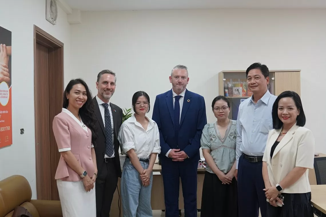 Tuyến đầu trong khủng hoảng: Vì sao nhân viên y tế cần được bảo vệ và hỗ trợ tài chính khẩn cấp