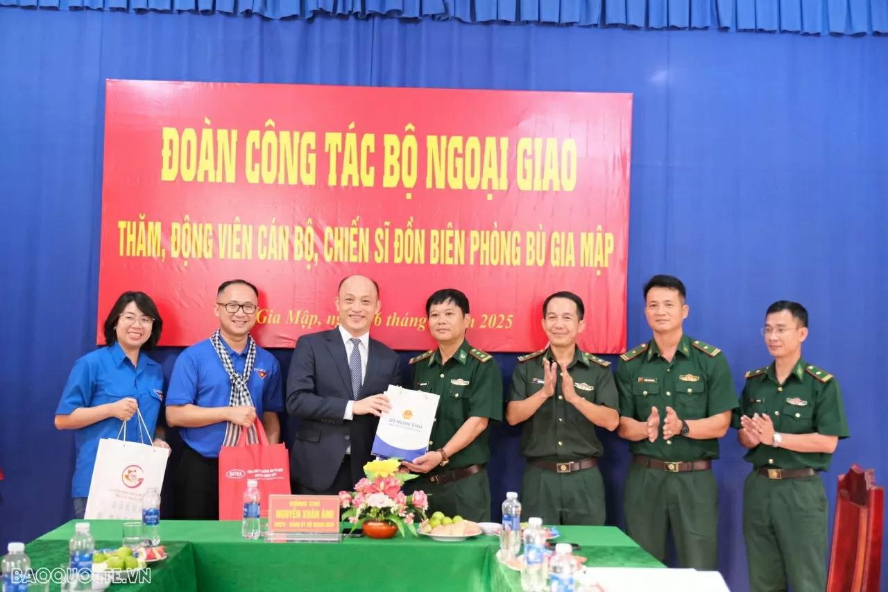 Đoàn công tác thanh niên Bộ Ngoại giao thăm, động viên cán bộ, chiến sĩ Đồn Biên phòng Bù Gia Mập, Đồng Nai
