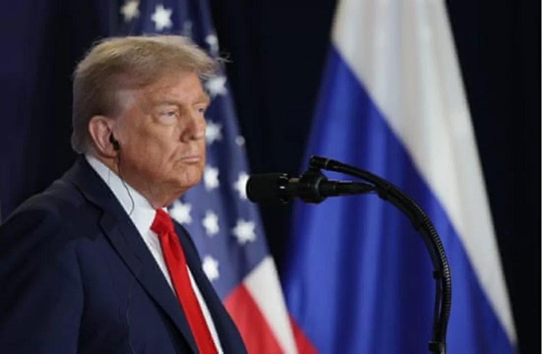 Tổng thống Mỹ Donald Trump lắng nghe Tổng thống Nga Vladimir Putin trong họp báo chung tại Anchorage, Alaska, ngày 15/8/2025. (Nguồn: EPA) Tổng thống Mỹ Donald Trump lắng nghe Tổng thống Nga Vladimir Putin trong họp báo chung tại Anchorage, Alaska, ngày 15/8/2025. (Nguồn: EPA)