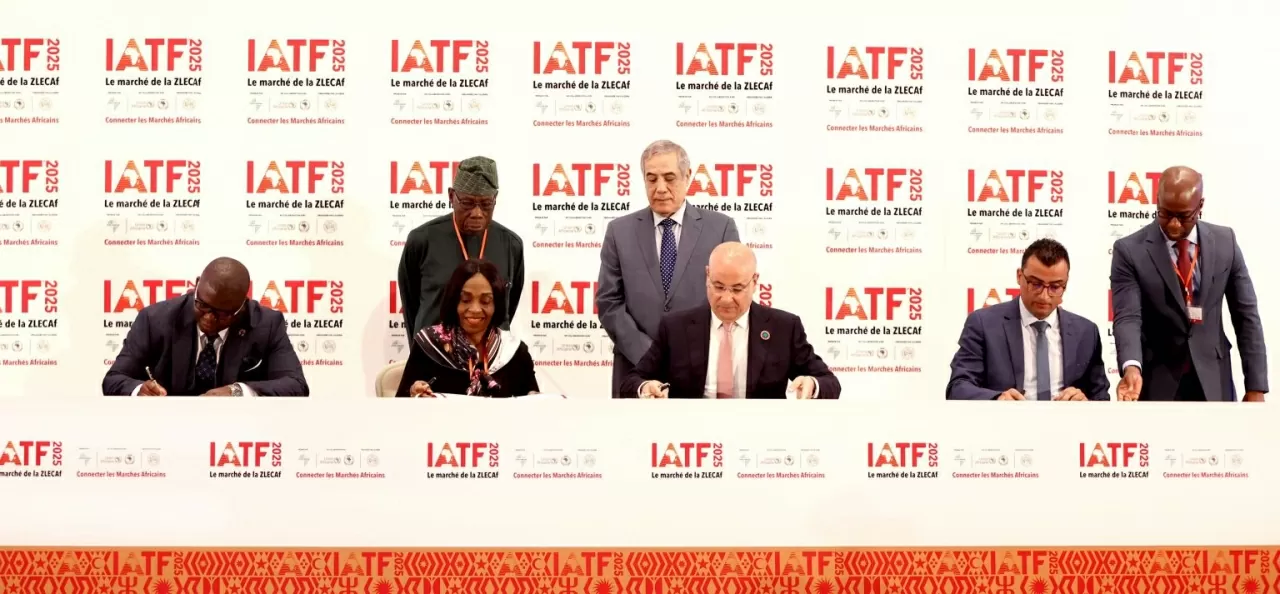 Đại diện của chính phủ Algeria, Afreximbank, AfCFTA và AUC ký Thỏa thuận đăng cai Hội chợ thương mại nội khối châu Phi 2025 (IATF2025) vào ngày 15 tháng 4 năm 2024 tại Algiers, Algeria. (Nguồn: Afreximbank) Đại diện của chính phủ Algeria, Afreximbank, AfCFTA và AUC ký Thỏa thuận đăng cai Hội chợ thương mại nội khối châu Phi 2025 (IATF2025) vào ngày 15 tháng 4 năm 2024 tại Algiers, Algeria. (Nguồn: Afreximbank)