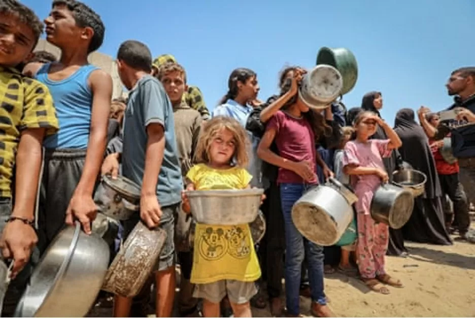 Trẻ em Palestine tập trung tại một tổ chức từ thiện phân phát thực phẩm ở Thành phố Gaza hôm thứ Bảy. Quân đội Israel cho biết họ sẽ bắt đầu chuẩn bị cho việc di dời cưỡng bức người Palestine khỏi Thành phố Gaza. (Nguồn: Getty Images)