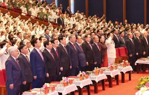 Các đồng chí lãnh đạo, nguyên lãnh đạo Đảng, Nhà nước, cùng các đại biểu thực hiện nghi thức chào cờ - Ảnh: VGP/Nhật Bắc Các đồng chí lãnh đạo, nguyên lãnh đạo Đảng, Nhà nước, cùng các đại biểu thực hiện nghi thức chào cờ - Ảnh: VGP/Nhật Bắc