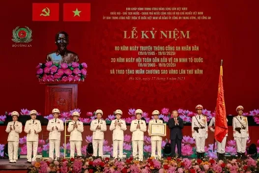 Tổng Bí thư trao Huân chương Sao vàng lần thứ 5 tặng lực lượng CAND. (Nguồn: VGP) Tổng Bí thư trao Huân chương Sao vàng lần thứ 5 tặng lực lượng CAND. (Nguồn: VGP)
