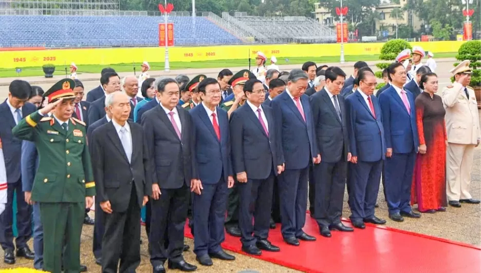 Đoàn đại biểu lãnh đạo, nguyên lãnh đạo Đảng, Nhà nước tưởng nhớ công lao to lớn của Chủ tịch Hồ Chí Minh. (Nguồn: VGP)