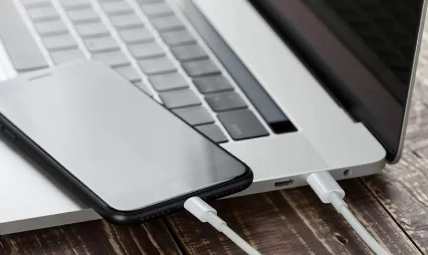 Kết nối iPhone 12 với máy tính bằng cáp Lightning