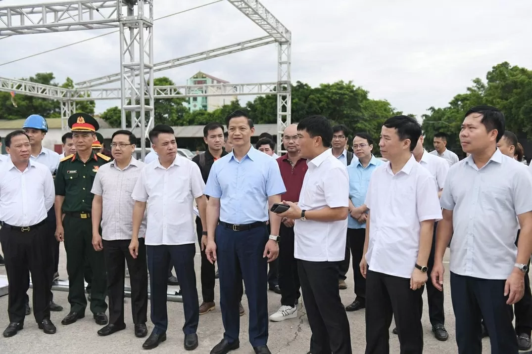 Đồng chí Vương Quốc Tuấn kiểm tra các điều kiện chuẩn bị khởi công Cảng hàng không quốc tế Gia Bình.