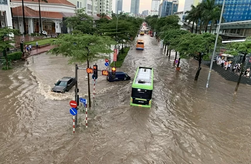 Mưa to kéo dài, cảnh báo ngập úng khu vực Hà Nội